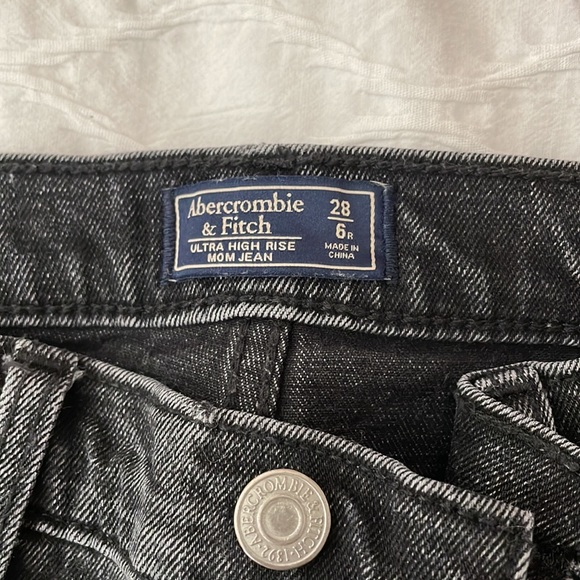Abercrombie & Fitch Ultra High Rise Mom Jean - Picture 4 of 4